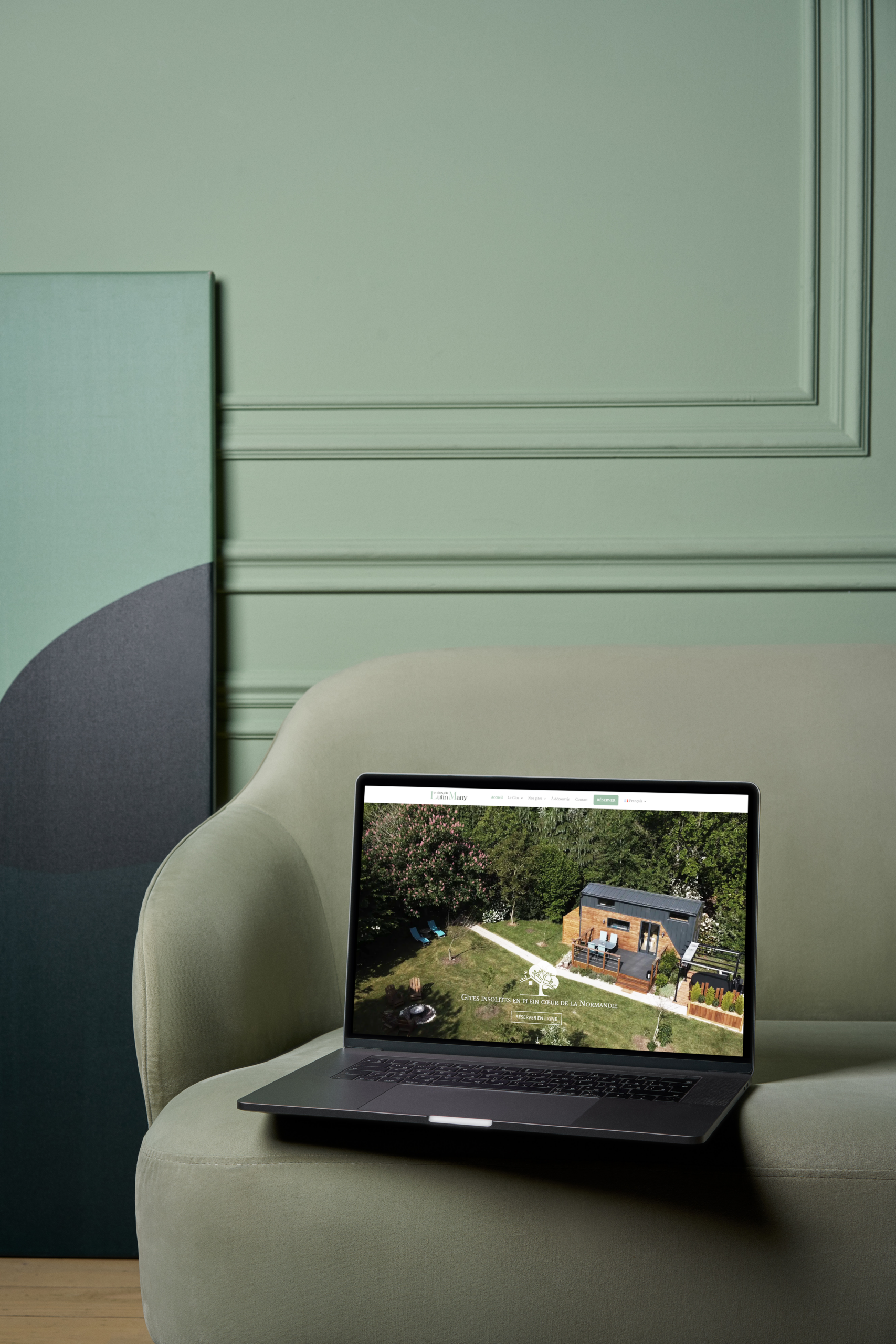 MacBook Pro on a Couch Mockup Stéphanie Chambrelan webdesigner freelance Le Havre